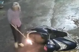 危险！老人拿着火把查看倒在地上的摩托车，不料将泄漏在地上的汽油点燃，火焰瞬间蔓延视频封面