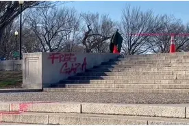 美国林肯纪念堂外遭红漆破坏，被涂鸦“解放加沙”“归还土地”等字样图片