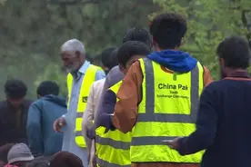 中巴志愿者为巴基斯坦民众提供爱心餐图片