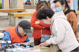 老于帮办丨专家为居民免费鉴定珠宝图片