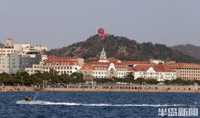 栈桥碧波载游人，天朗气清眺楼宇