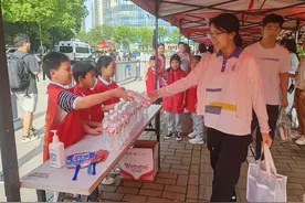 合肥一中考考点外 一群小小“红马甲”正在忙碌图片