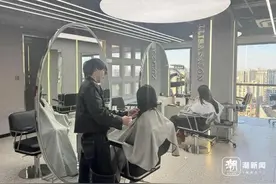 最受欢迎的是刘亦菲同款！理发店开启“过年模式”！图片