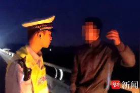 胆真大：货车司机酒后驾车还在高速应急车道睡着了图片