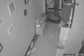 陕西一男子疑家暴还持刀威胁，孩子用身体保护妈妈？当地警方回应图片