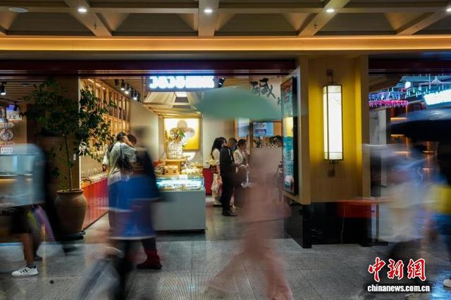 湖北襄阳：雨中古城文旅市场火热