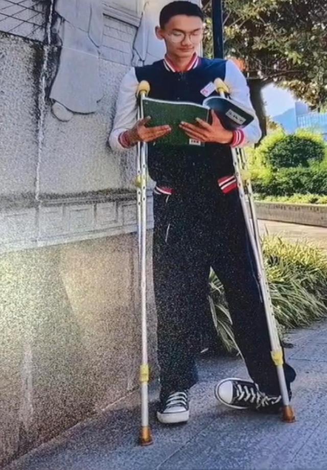 凉山“拄拐少年”录取书送达时已离世