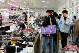 （神州写真）从“清仓”到“共好” 二手市集构建青年社交新场景图片