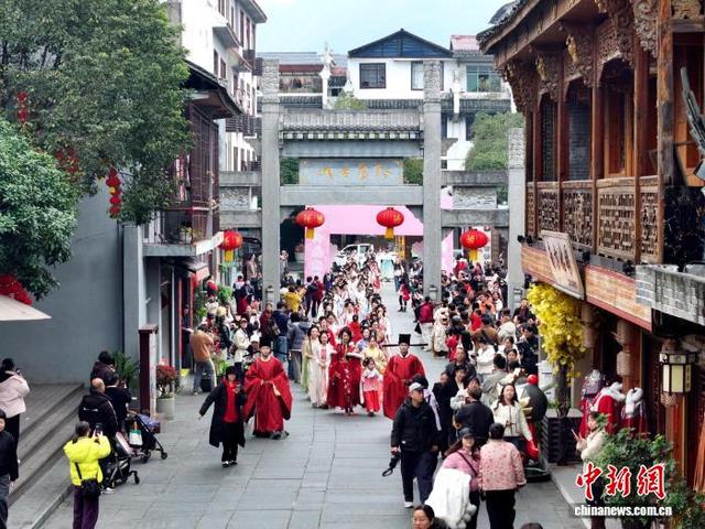 传统花朝遇千年古城 湖南洪江市上演春日盛宴