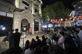 治愈！这场巷子里的音乐会，你听了吗？跑单的外卖小哥也为它驻足图片