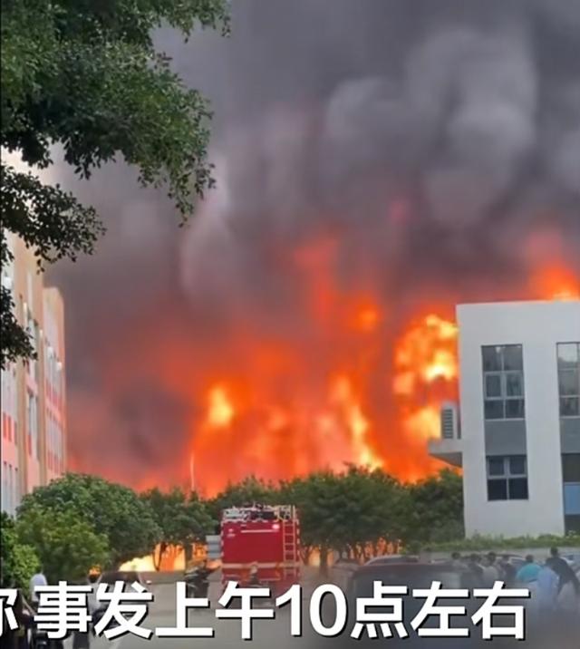 福建一危险废品处理企业起火，化学溶剂流淌至马路燃烧形成火线，现场曝光