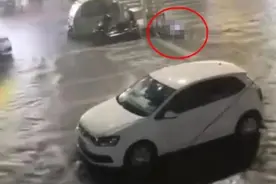 暴雨后，一对夫妻在街头积水中触电身亡！疑似路灯漏电？当地多部门正调查核实图片