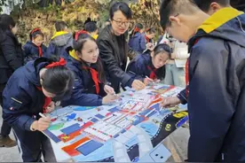 走进“老马工作室”、乘坐“时代楷模”专列……33名孩子用画笔致敬榜样力量图片