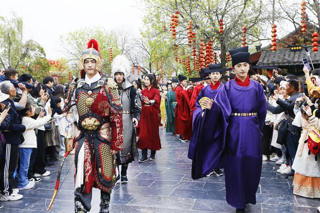 探访河南景区NPC 这碗“青春饭”滋味如何