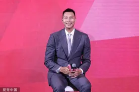 现场｜退役仪式上的易建联，很不“易建联”图片