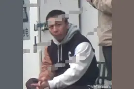 36岁释小龙近况，被拍到抽烟喝中药 网友：边作边保养图片