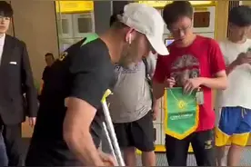 博主：国安主帅苏亚雷斯拍片后确定骨折，已拄着拐行动图片