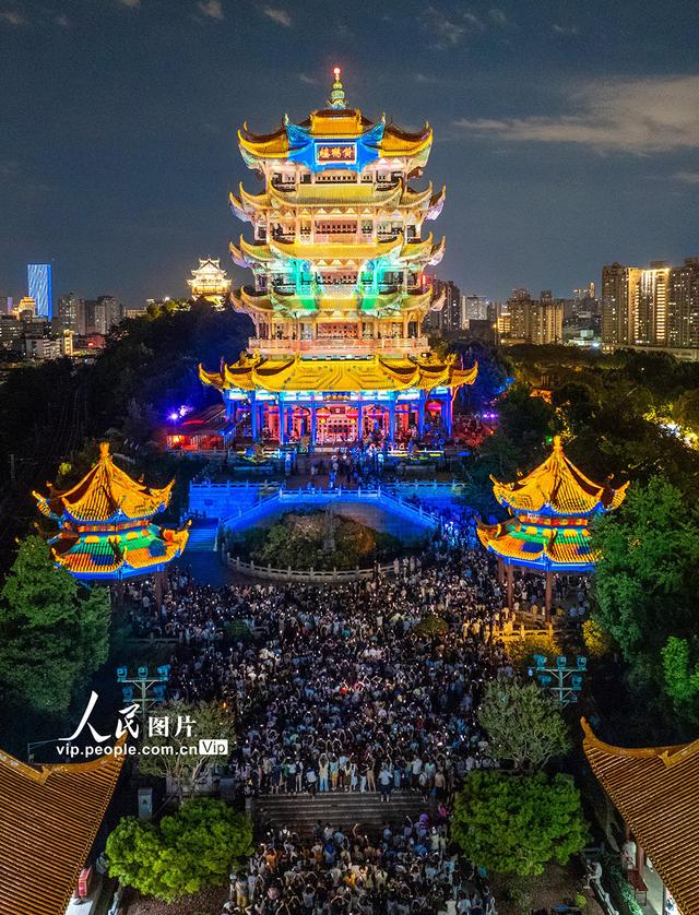 湖北武汉：夜游黄鹤楼