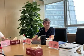 向往东坡的气度、兼具杜甫的心 梁平诗集《一蓑烟雨》举行研讨会图片