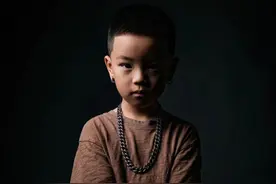 上海7岁男孩自信玩说唱火爆全网，爸爸：大家可能对他是小孩有滤镜，其实也有挺多欠缺图片