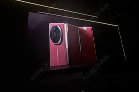 最高23999元，华为三折叠屏手机正式亮相  余承东：技术方面为此奋斗了五年图片