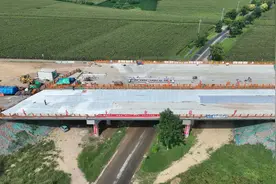 浙江交工郑许项目桥面铺装首浇成功，进度再提速！图片