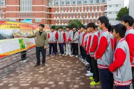 国防教育 从娃娃抓起图片