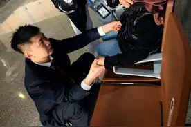 登机前突发心脏不适 山东航空地服员工紧急救助一旅客图片
