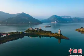 三峡库区重庆万州青山绿水景如画图片