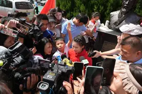 奥运冠军陈芋汐重回小学感动落泪，她对学弟学妹们说……图片