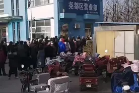 山西一燃气公司营业部外多人凌晨挨冻排队缴费图片