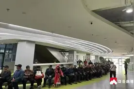 老年公交卡审卡高效便民 暖心服务获市民点赞图片
