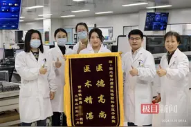 高铁乘务员突发急症，年轻医生车上施救图片