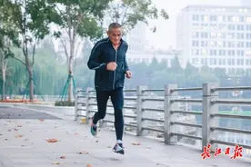 每两天跑一个“半马”，这位快70岁的大爷很“硬核”图片