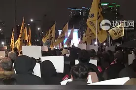 韩媒：数百名医生聚在总统府前抗议，批尹锡悦政府对待医学界像“殴打妻子的暴力丈夫”图片