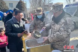 暖心又暖胃 青海民和受灾民众吃上冬至饺子图片