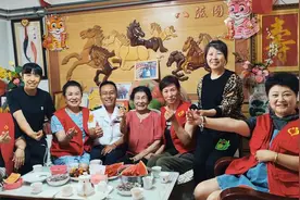 端午节来临，爱心人士看望独居老人送温暖图片