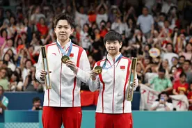 “莎头”组合乒球混双“收复失地”，看台上的刘诗雯笑靥如花图片