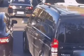 北京一司机强行加塞不成就泼水？朝阳警方：行拘图片