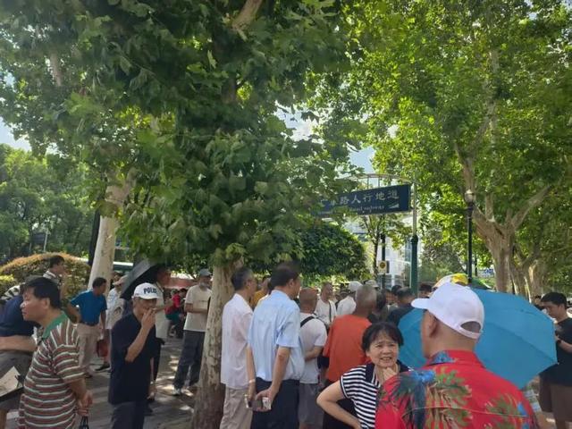 上海“马路股市沙龙”又火了