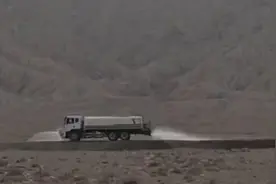 孤独洒水车现身戈壁滩！网友：这段音乐怎么做到全国统一的图片