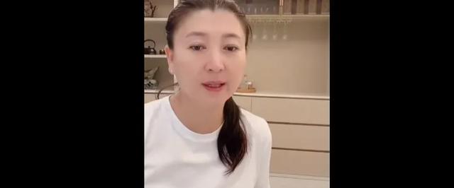 知名演员直播“哭穷”引争议,称儿子年收入不到40万,养家压力大