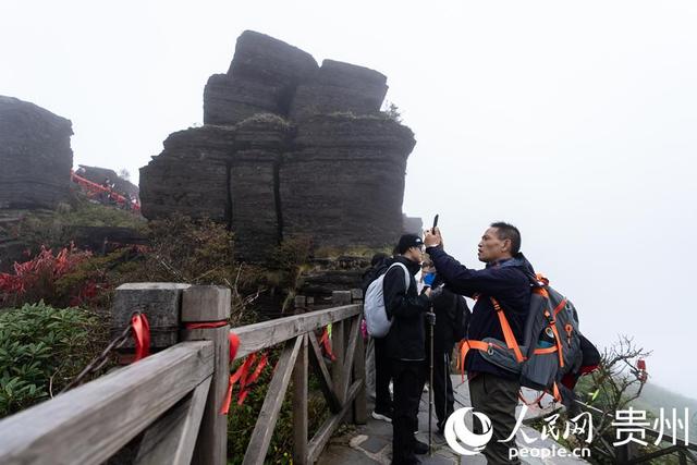 贵州梵净山：雾隐峰峦引客来