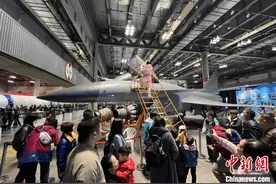 2025中国（重庆）航空航天国防科技展启幕 市民近距离观看月壤图片