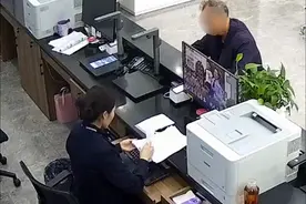 “给他上户的是我，给他销户的也是我”，户籍大厅里，老人的这句话令人泪崩图片