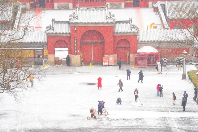雪落钟鼓楼、什刹海，市民、游客邂逅京城初雪浪漫
