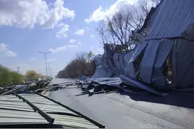 【直击现场】大风致彩钢顶翻落阻断交通 房山公路分局 火速抢险！半小时清出主路图片