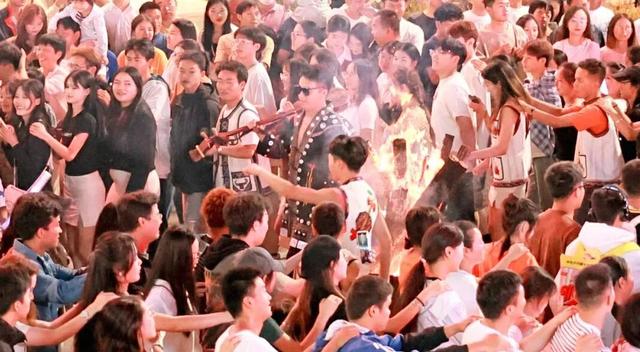 火把节开启昆明盛夏狂欢丨马戏嘉年华、山野音乐会、非遗打铁花…寻甸凤龙湾童话镇惊喜多多