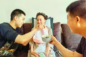 妈妈身患渐冻症 “00后”儿子呵护12年感动网友图片