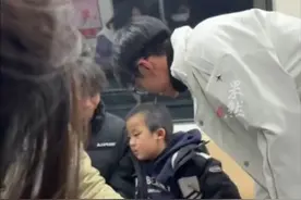 男子地铁睡醒直接下车忘带娃，急坏了一群大学生。知情者：爸爸喝多了，孩子已安全到家。图片